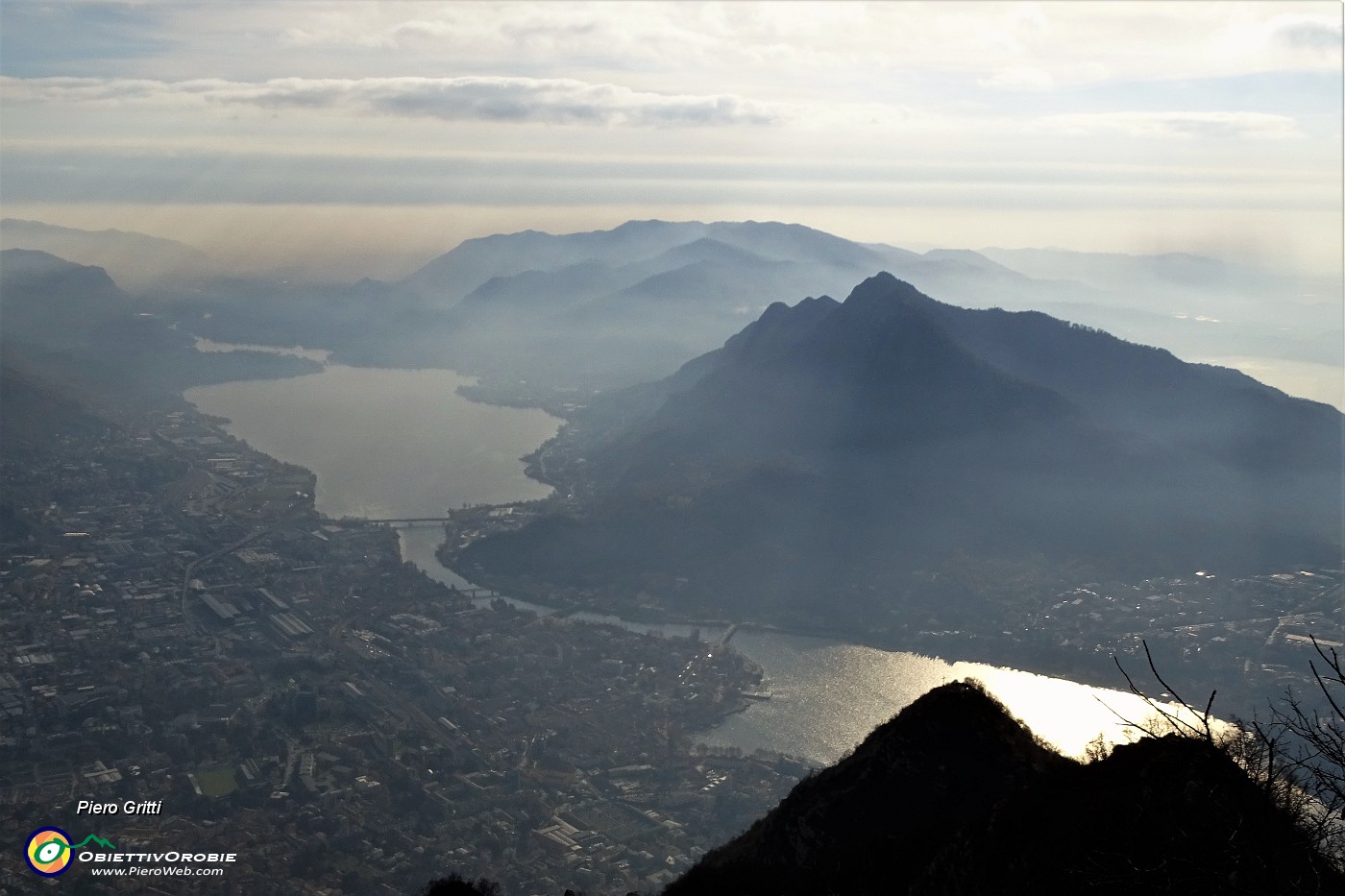 84 Sotto di noi a dx Il San Martino col Crocione e poi laghi e monti....JPG